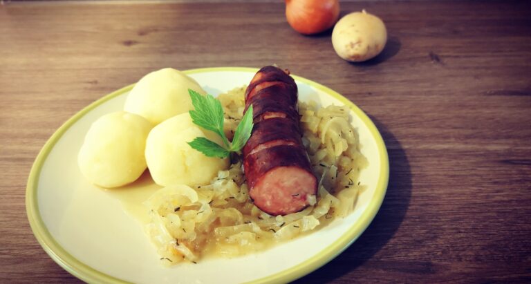 Kiełbasa z cebulą i ziemniakami