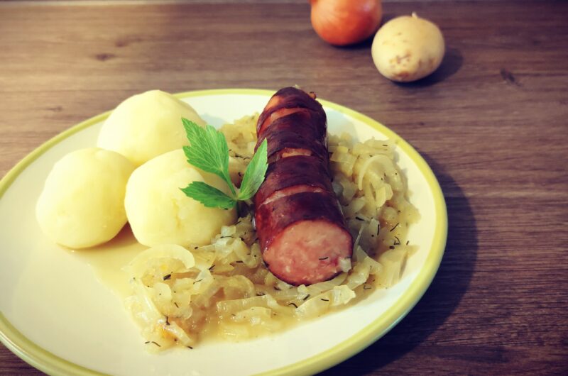 Kiełbasa z cebulą i ziemniakami