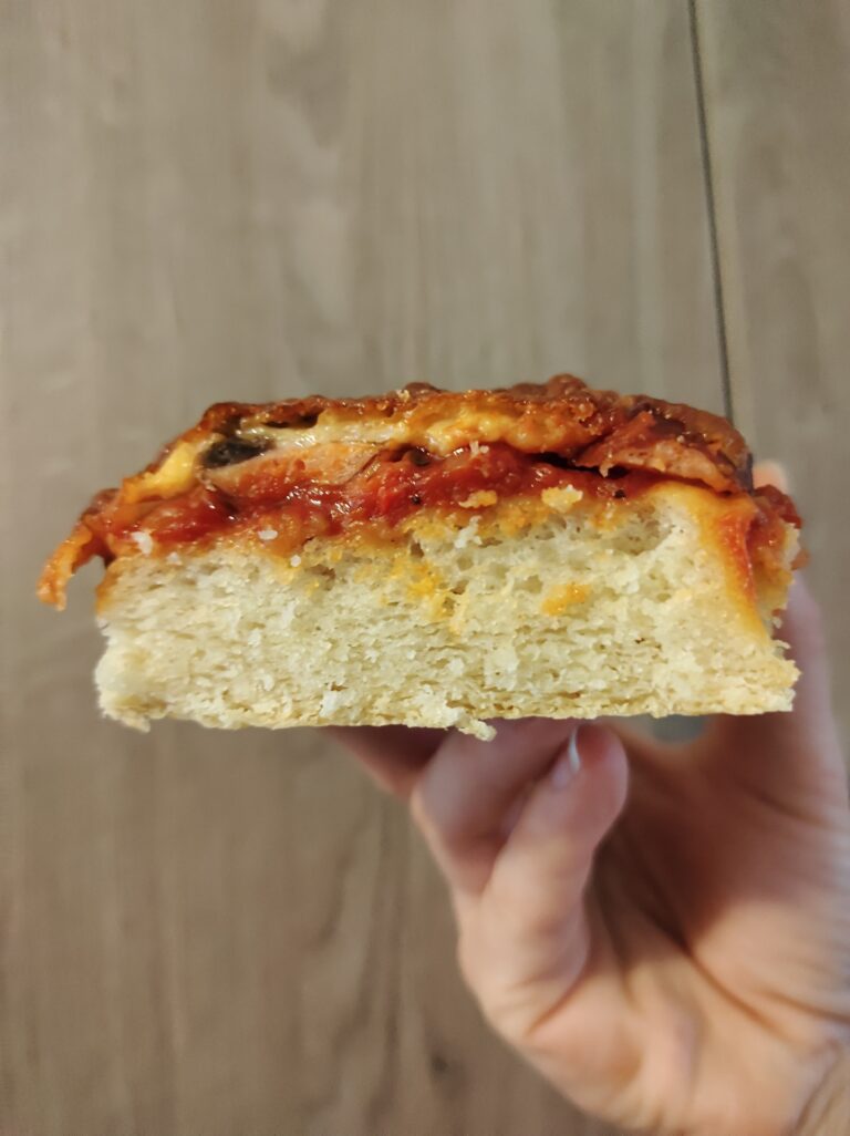 Domowa pizza na grubym cieście