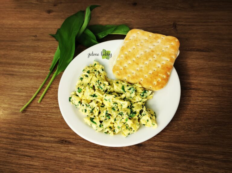 Jajecznica z czosnkiem niedźwiedzim