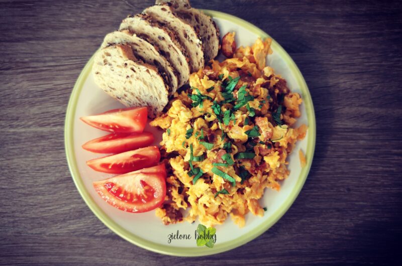 Jajecznica z chorizo