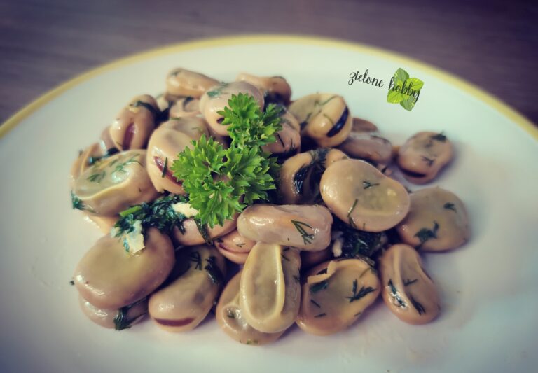 Bób gotowany z masłem i koperkiem