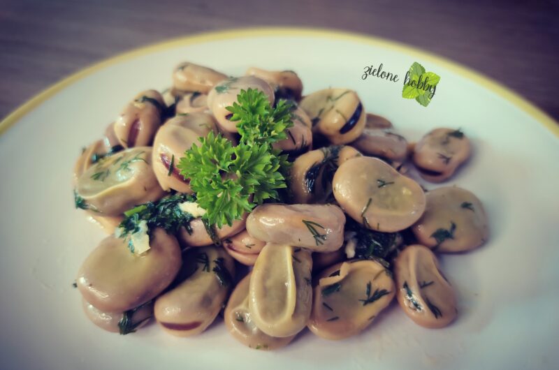 Bób gotowany z masłem i koperkiem